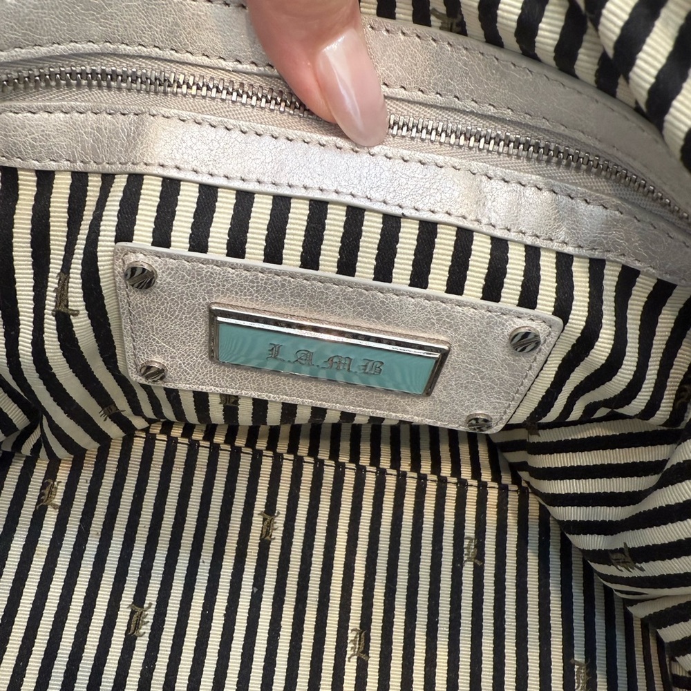 Elegant Oyster White and Gray Designer Handbag - Picture 9 of 12